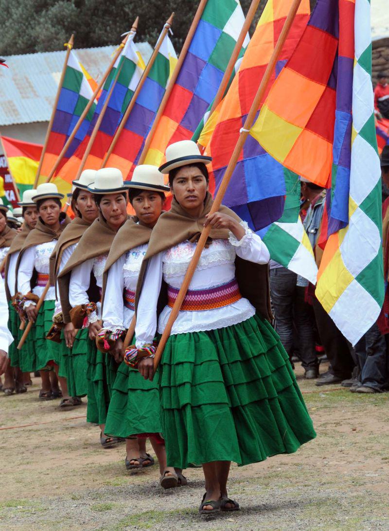 Eine Gruppe Frauen mit den Fahnen des indigenen Widerstands