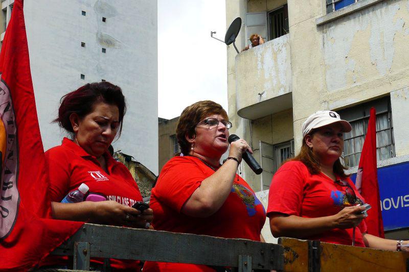 Marcela Máspero, Koordinadorin der UNT, spricht zu den Demonstrationsteilnehmern