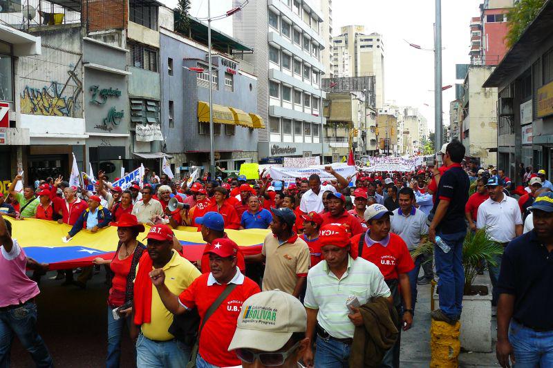 Arbeiter mit einer grossen venezolanischen Flagge