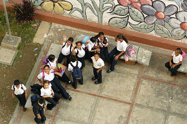 Kinder auf dem Hof der bolivarischen Schule