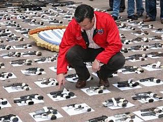 Innenminister Tareck El Aissami präsentiert 2.166 beschlagnahmte Kleinwaffen