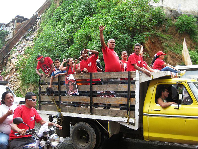 Fahrt der Aktivisten mit LKWs der PSUV in ein anderes Barrio
