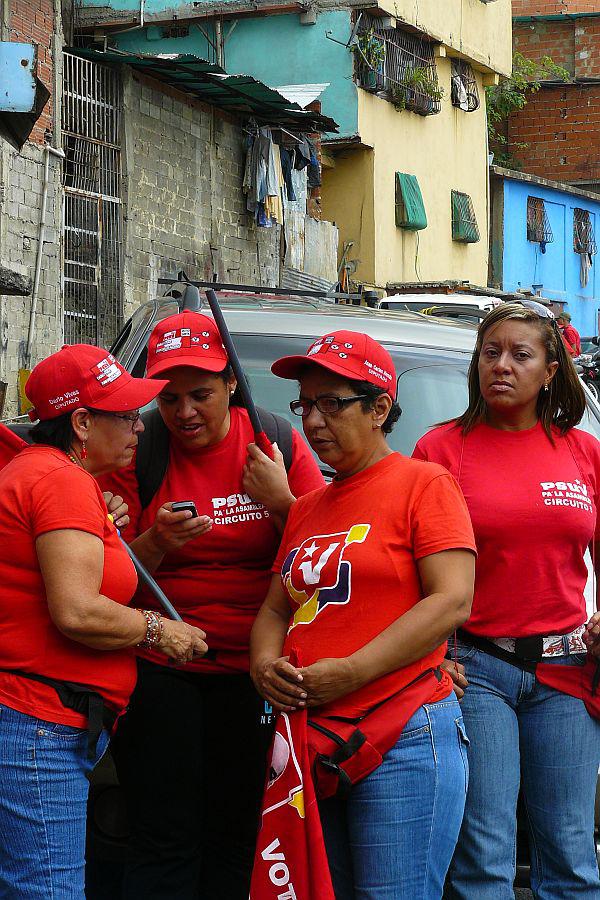 Vier Frauen der lokalen Patrulla der PSUV