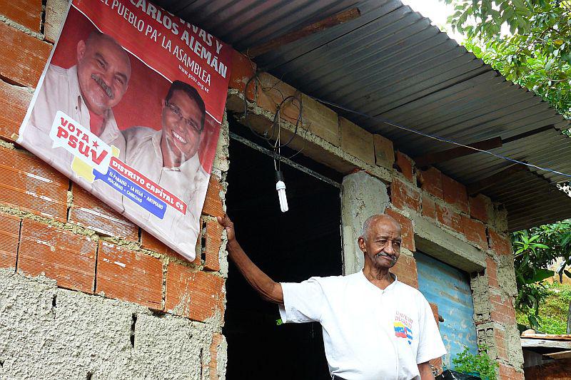 Ein alter Chavista vor seinem Haus