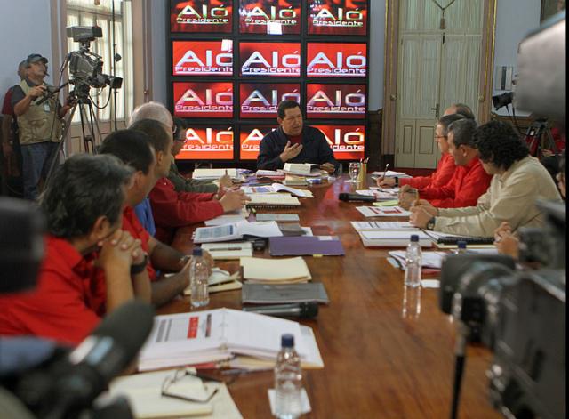 Hugo Chávez und Mitarbeiter bei der Sendung "Aló Presidente" am Sonntag