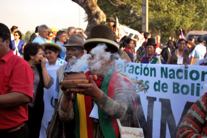 Bolivianische Indigene bei der Eröffnungsdemonstration. Durch das Ritual wird die Pachamama (Mutter Erde) um Erlaubnis für ihr Betreten gebeten