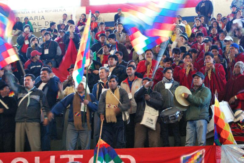 Bolivianische Teilnehmer feiern frenetisch den Auftritt ihres Präsidenten Evo Morales
