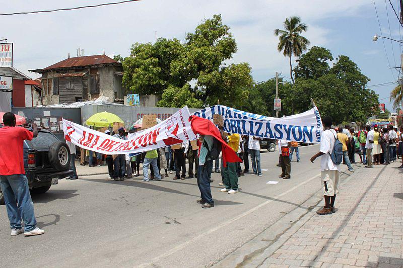Auch an anderen Stellen der haitianischen Hauptstadt kam es zu Protesten...