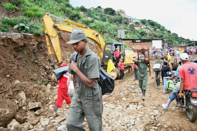 Die Bolivarische Nationalgarde hilft bei der Evakuierung