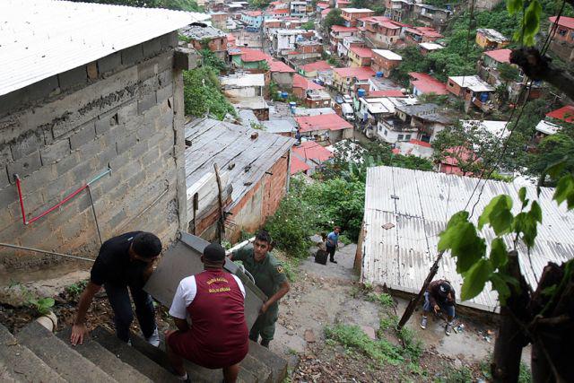 Im Barrio La Vega bringen Bewohner ihren Kühlschrank in Sicherheit