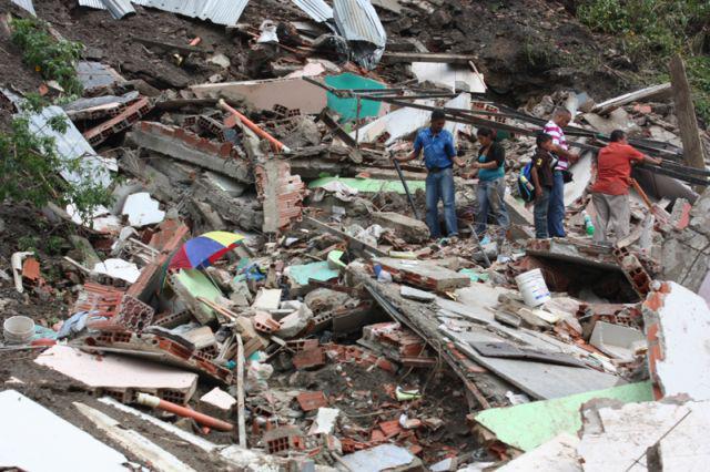 Suche in eingestürzten Häusern in La Vega nach dem, was geblieben ist