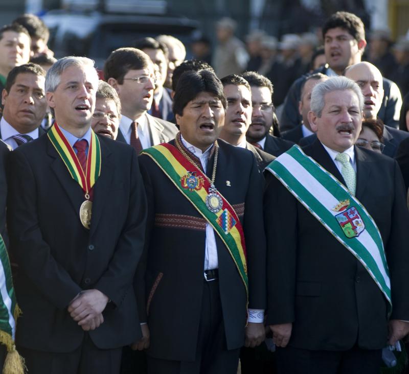 Morales (m.), Vizepräsident García Linera (l.) und ihr Rivale Rubén Costas (r.)