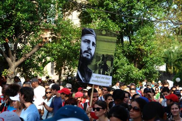 Studenten der Universität von Havanna mit Fidel-Plakat