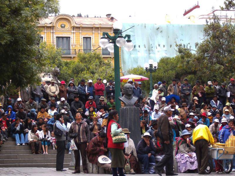 Menschen haben sich am Plaza Murillo, gegenüber des Regierungspalastes, versammelt, um den Marsch zu erwarten