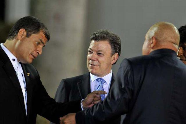 Nahm auch teil und verbat sich jegliche Einmischung in den internen bewaffneten Konflikt: Kolumbiens Präsident Juan Manuel Santos. Links Ecuadors Präsident Rafael Correa