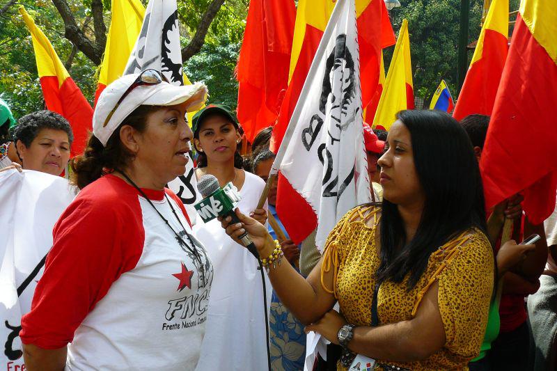 Vertreterin der Frente Campesino (revolutionäre Bauernorganisation) spricht mit dem staatlichen Fernsehsender Vive-TV