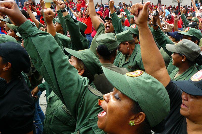 Große Beteiligung von Frauen der Bolivarischen Miliz: "Bolívar vive, la lucha sigue" (dt.: Bolívar lebt, der Kampf geht weiter)
