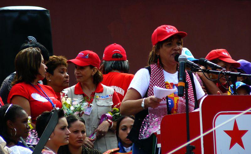 Frauenministerin Nancy Pérez spricht zur antiimperialistischen Frauendemonstration vor dem Geburtshaus von Unabhängigkeitsheld Simón Bolívar