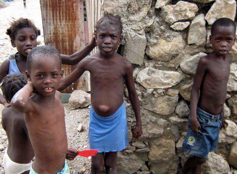 Kinder vor einer Mauer.

Juni 2010, La ville Dessalines Artibonite, Haiti