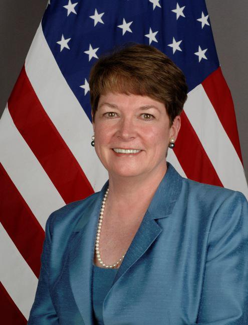 Portrait der US-Botschafterin Heather Hodges vor einer US-Flagge
