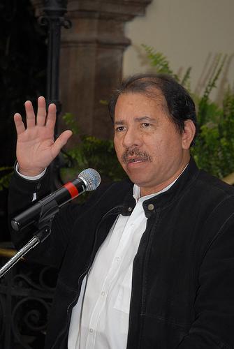 Daniel Ortega bei einer Pressekonferenz im Präsidentenpalast in Ecuador (Juni 2008)