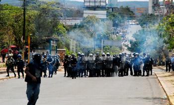 Polizeieinheiten gehen in Tegucigalpa gegen Demonstrierende vor
