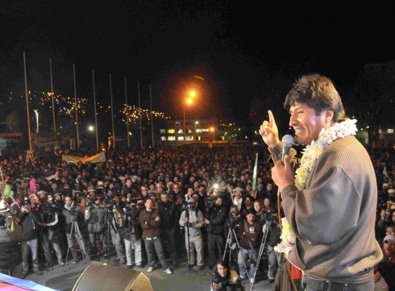 Präsident Evo Morales: "Die sozialen Bewegungen werden keinen Putsch zulassen, in Bolivien wird es keine Polizeidiktatur geben" Präsident Evo Morales: "Die sozialen Bewegungen werden keinen Putsch zulassen, in Bolivien wird es keine Polizeidiktatur geben"