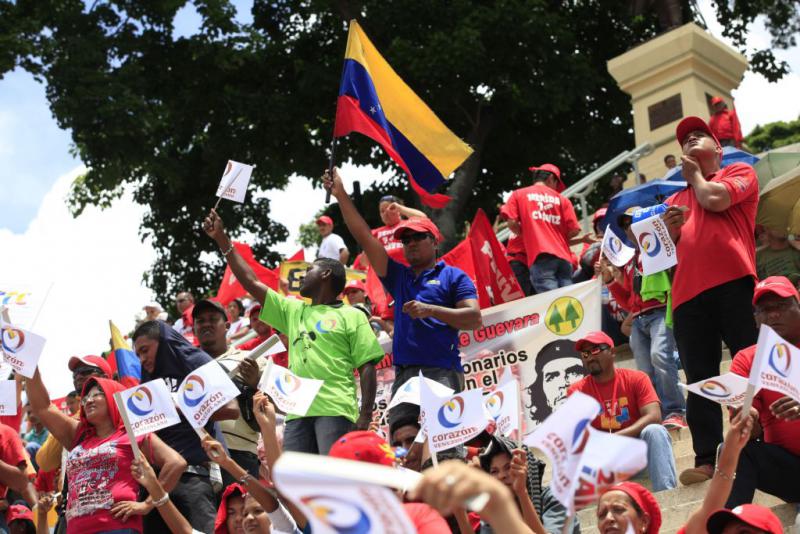 Zehntausende Anhänger von Hugo Chávez, die "Chavisten", erwarten ihn vor dem Präsidentenpalast Miraflores