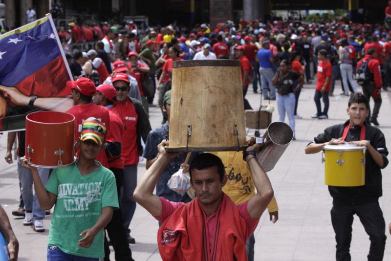 Chavisten tragen Trommeln zum Plaza Caracas, um dort den Präsidenten zu empfangen