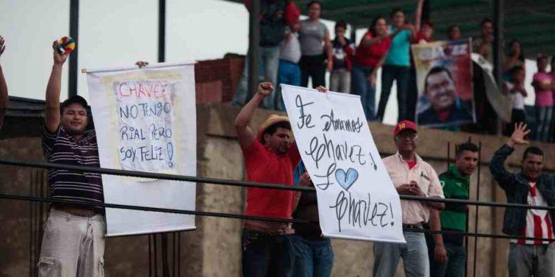 "Chávez, ich habe kein Geld, aber ich bin glücklich", schrieb dieser Mann auf sein Plakat.