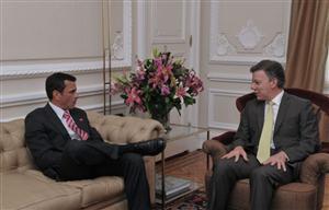 Der venezolanische Präsidentschaftsk﻿andidat Henrique Capriles Radonski und der kolumbianische Präsident Juan Manuel Santos