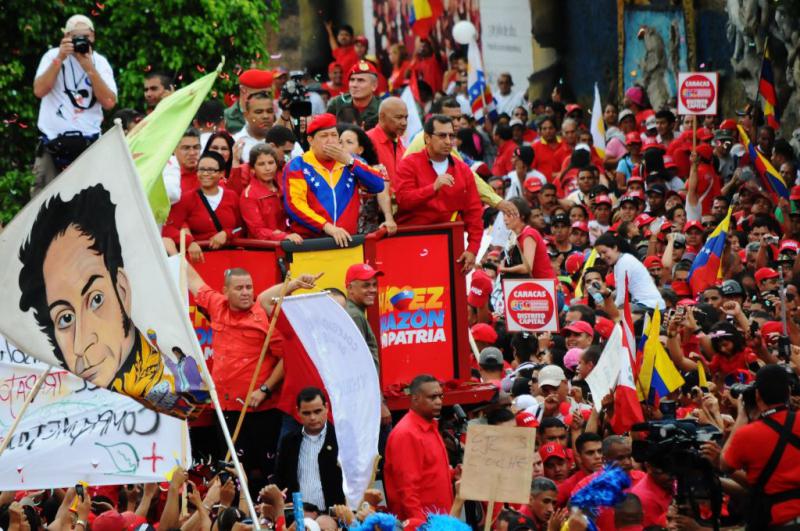 Präsident Chávez fährt von Miraflores zum CNE, Hundertausende begleiten ihn