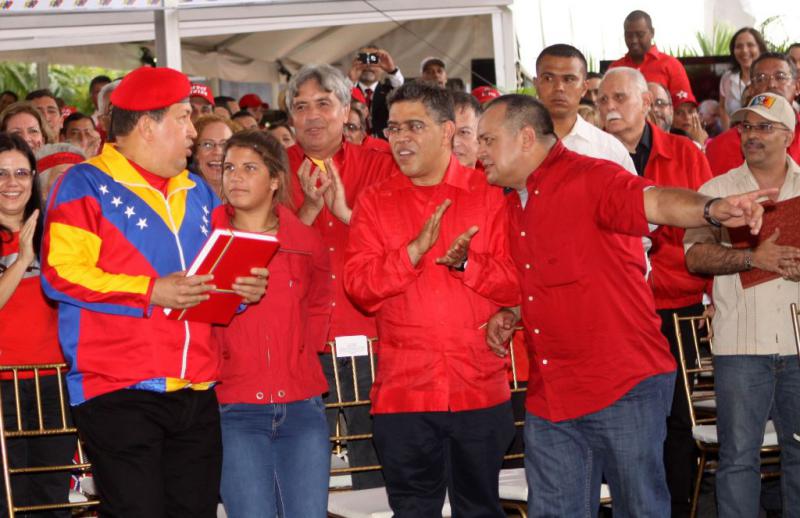 Hugo Chávez auf dem Weg zur Registrierung, in den Händen das Regierungsprogramm für 2013-2019, das beim CNE eingereicht werden muss
