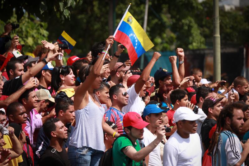 Jubelnde Anhänger von Präsident Chávez