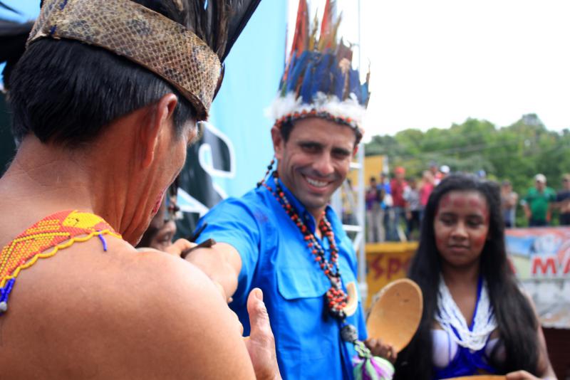 Henrique Capriles mit Indigenen im Amazonas