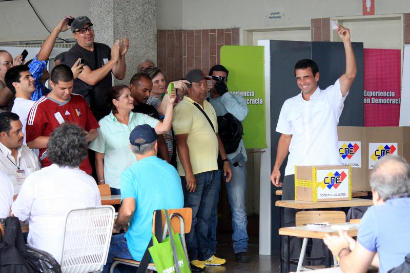 Oppositionskandidat Henrique Capriles bei der Stimmabgabe