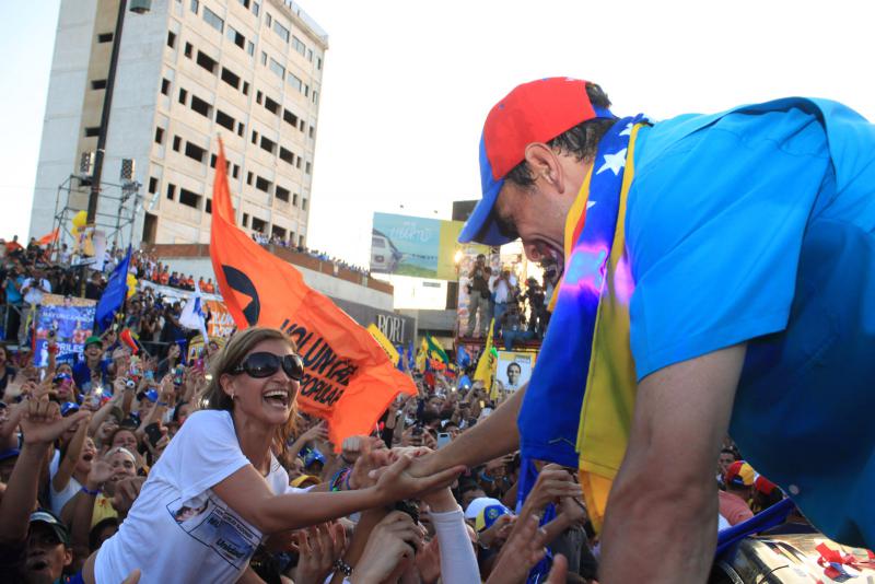 Henrique Capriles begrüßt eine Anhängerin in Zulia