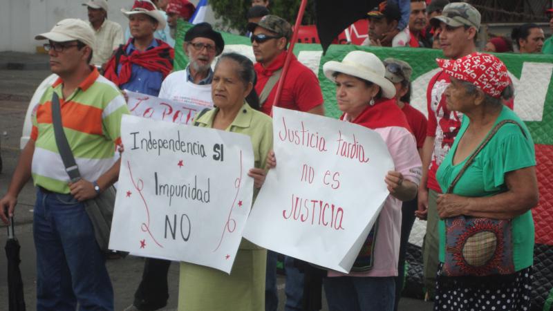 Auch die vorherrschende Straflosigkeit in Honduras wurde auf der Demonstration thematisiert. Auch die vorherrschende Straflosigkeit in Honduras wurde auf der Demonstration thematisiert.