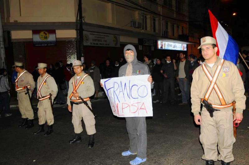 Auf dem Plakat des Demonstranten steht: "Franco - Putschist"
