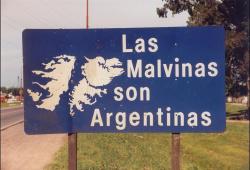 "Die Malwinen sind argentinisch" - Straßenschild in Argentinien
