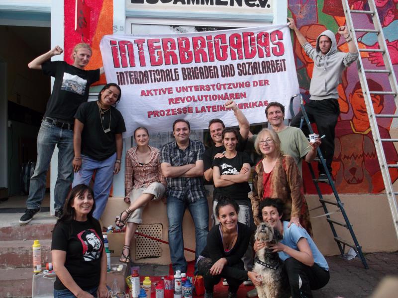 Unterstützer und Mitglieder des Interbrigadas e.V. mit den Künstlern bei einer Aktion in Frankfurt am Main Anfang Juli