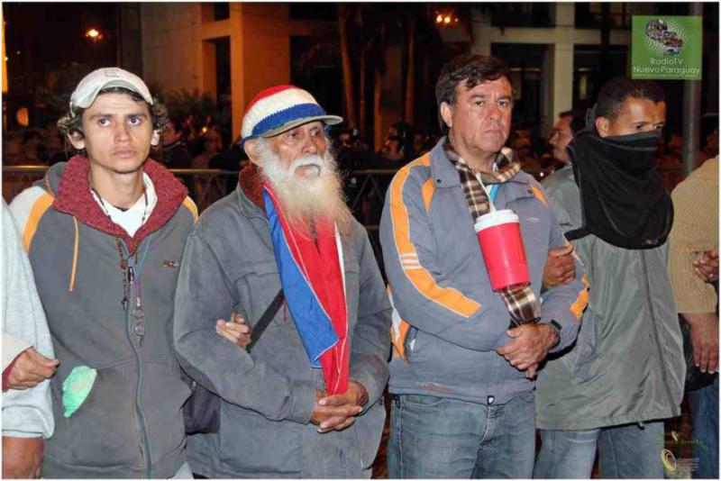 Menschen aus dem ganzen Land fordern die Respektierung des rechtmäßig gewählten Präsidenten Lugo