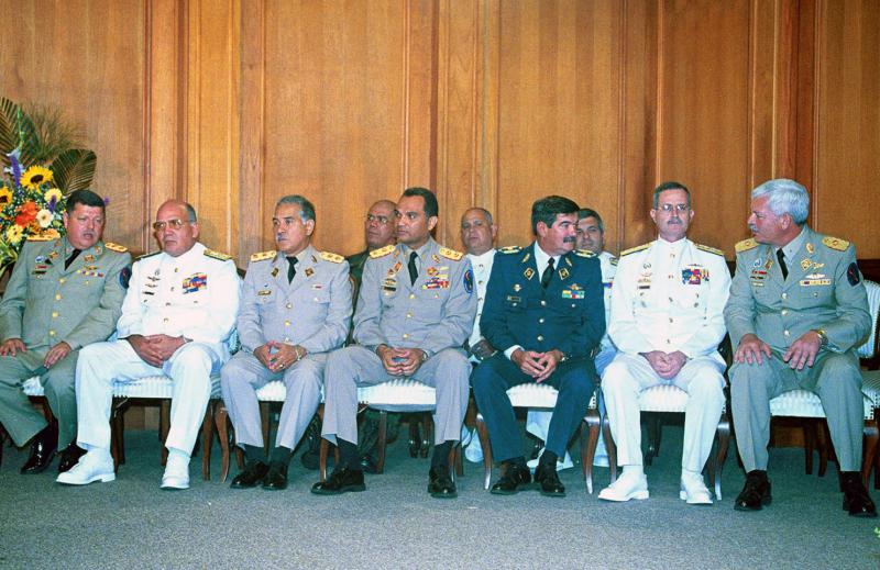 Am Putsch beteiligte Militärs: General Efraín Vásquez Velasco (l.), Vizeadmiral Héctor Ramírez Pérez (2.v.l.) Am Putsch beteiligte Militärs: General Efraín Vásquez Velasco (l.), Vizeadmiral Héctor Ramírez Pérez (2.v.l.)