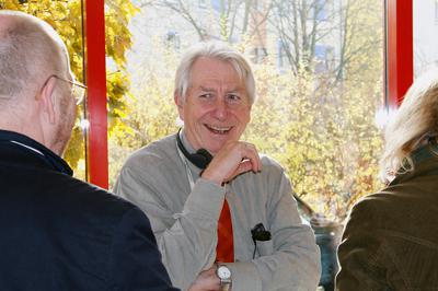 Gehrcke im Gespräch mit Konferenzgästen. Gehrcke im Gespräch mit Konferenzgästen.
