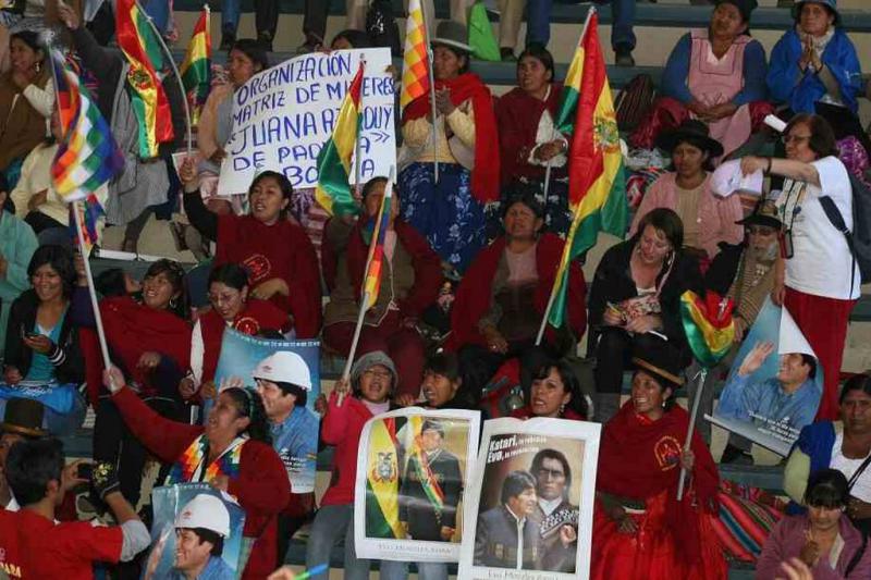 Vertreterinnen von Frauenorganisationen aus Bolivien