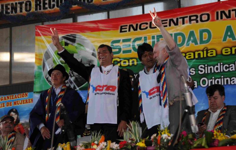 Evo Morales und Rafael Correa bei der Abschlussveranstaltung