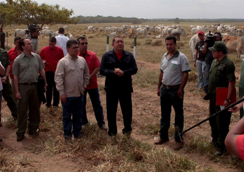 Vizepräsident Elías Jaua, Gouverneur Adán Chávez und Präsident Hugo Chávez (Bildmitte) im Bundesstaat Barinas