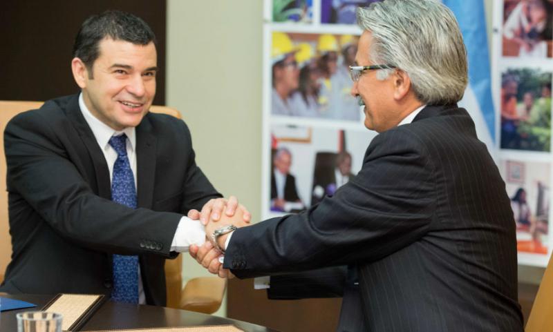 Miguel Galuccio von YPF und Ali Moshiri von Chevron