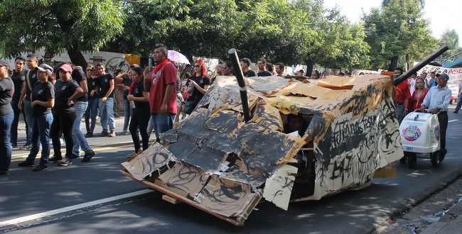 Die Streitkräfte fuhren 1975 mit Panzern gegen die Studenten auf Die Streitkräfte fuhren 1975 mit Panzern gegen die Studenten auf