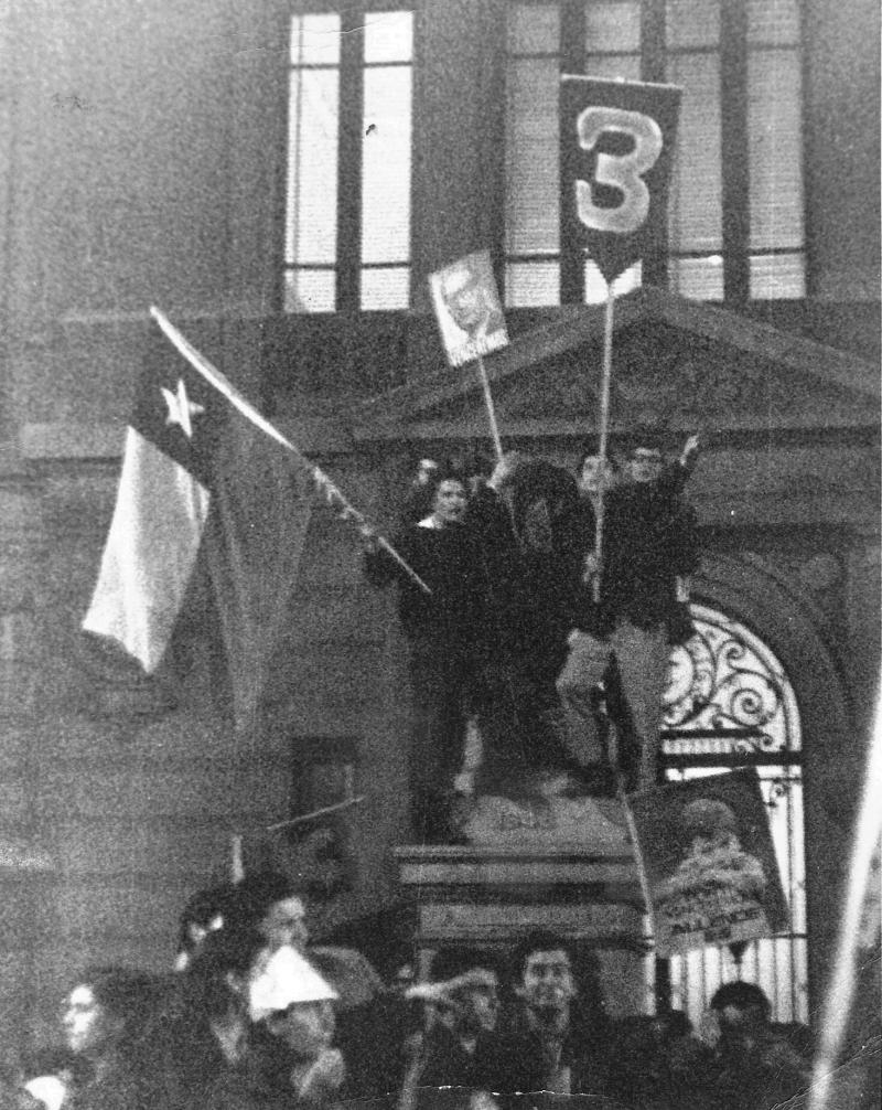 Studenten feiern den Wahlsieg von Allende und der Unidad Popular 1970 vor der Katholischen Universität in Santiago
